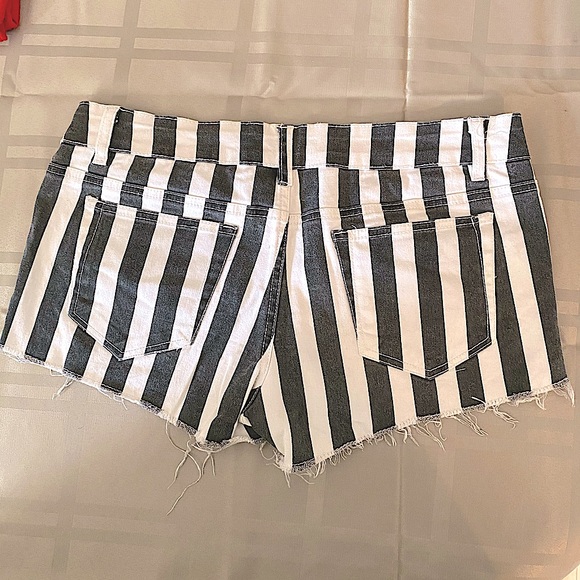 Ardene black & white striped distressed jean short - Picture 3 of 3